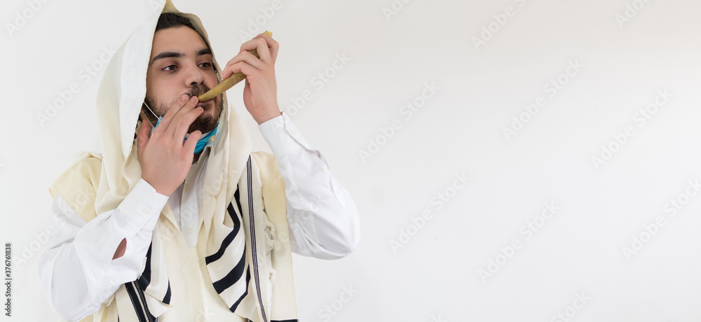 Φωτογραφία Orthodox Jewish man blast in Shofar, ram's horn, at Rosh Hashana holiday, jewish new year