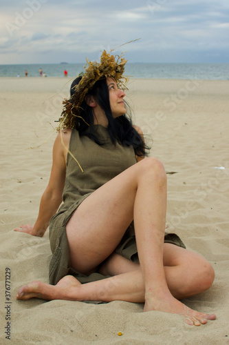 Kobieta w wianku na plaży