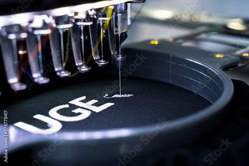 Nahaufnahme von industrieller Nähmaschine / Stickmaschine in  einer Österreichischen Produktion