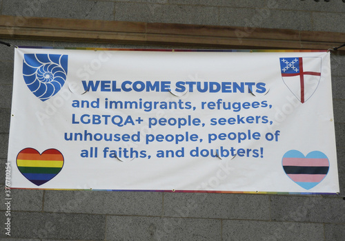 Banner welcoming students, inmigrants, lgbtqa+,unhoused