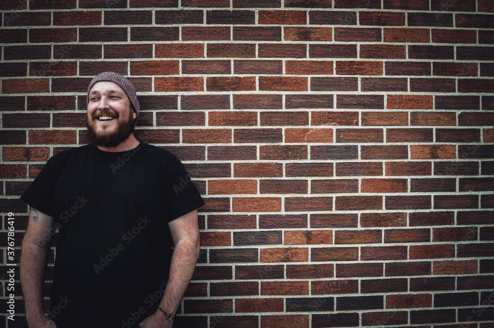 Obraz premium Hipster Guy in front of Brick wall