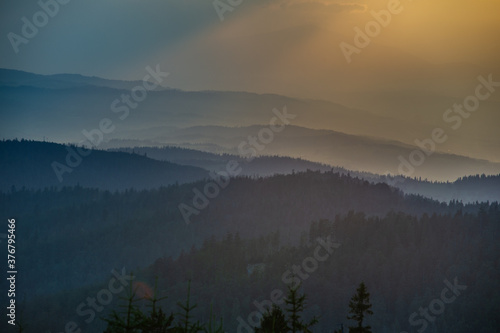 Szczyt Turbacza,  widok w kierunku Babiej Góry  o zachodzie słońca, w oddali kontur Babiej góry  © Piotr Szpakowski