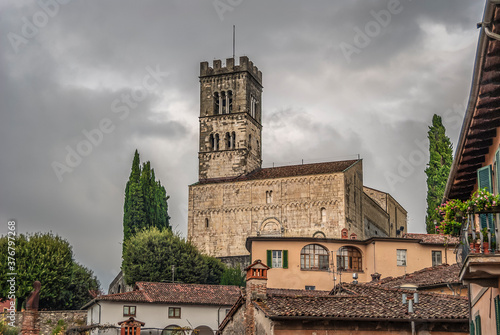Foto Exterior view of the Collegiate Church of San Cristoforo, known as Duomo di Barga, seen across the roofs of the town of Barga, province of Lucca, Tuscany, Italy