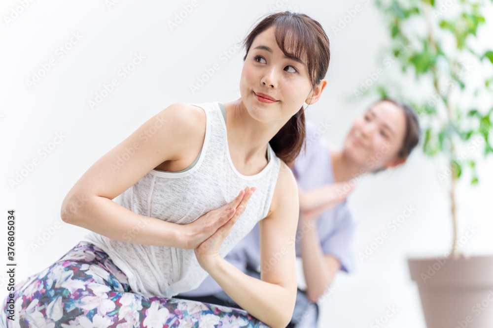 自宅でヨガをする女性 自宅でヨガをする女性
