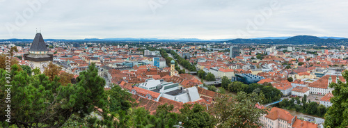 オーストリア グラーツのシュロスベルクの丘からの見える時計台とグラーツ市街歴史地区