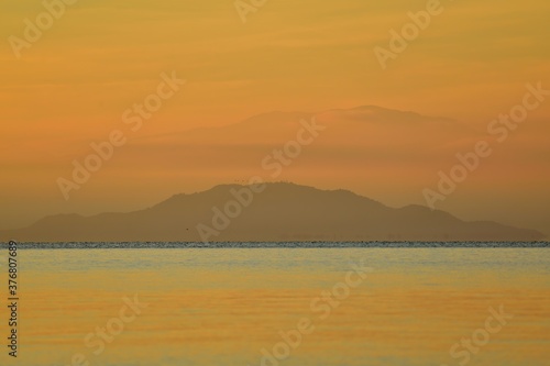 ゴールドに染まる琵琶湖の情景＠滋賀 © Scott Mirror