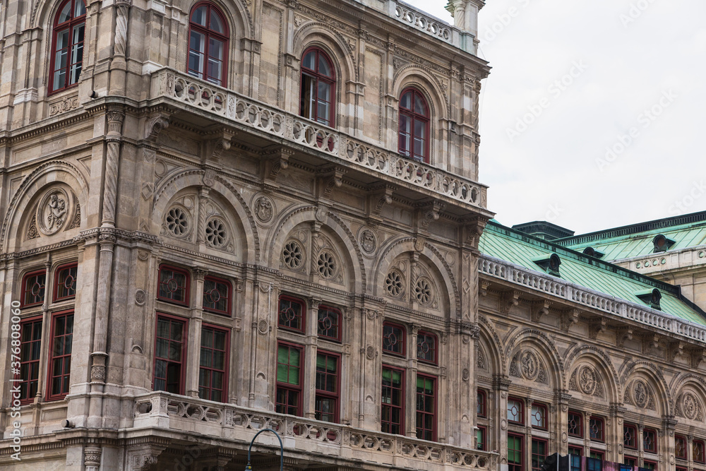 Fototapeta premium オーストリア ウィーン歴史地区にあるウィーン国立歌劇場