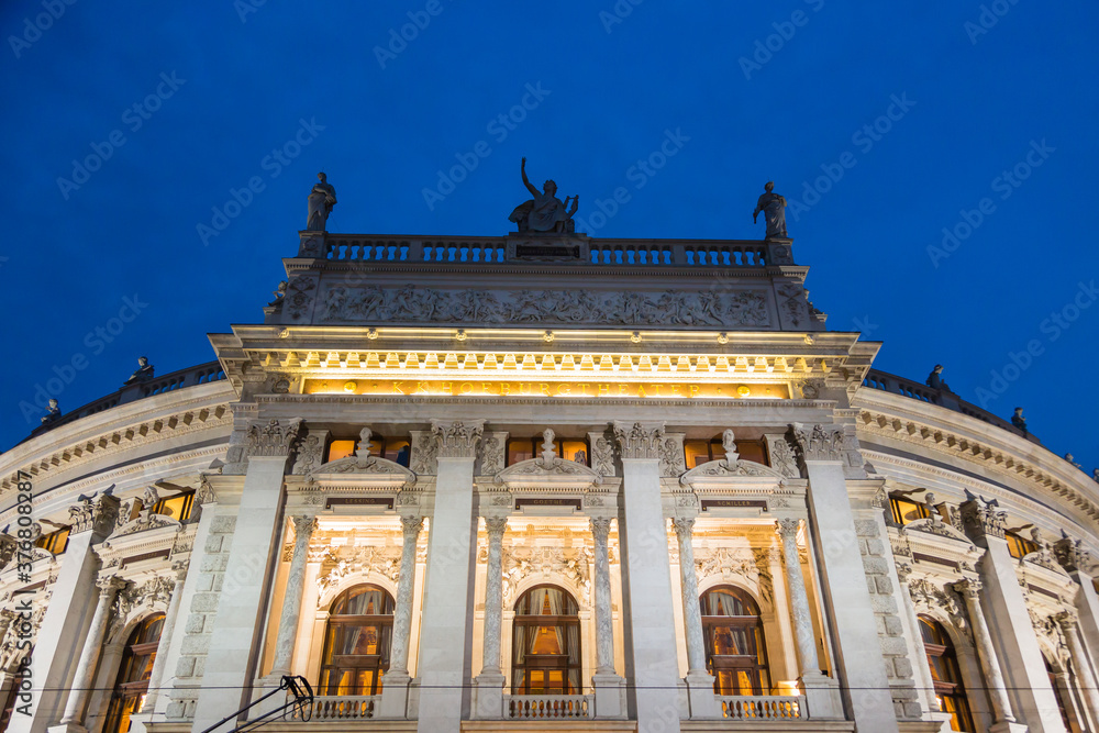 オーストリア　ウィーン歴史地区にある夜になってライトアップされたブルグ劇場