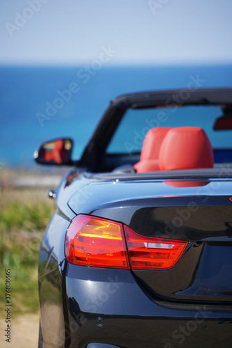 海とオープンカーの後ろ姿　縦