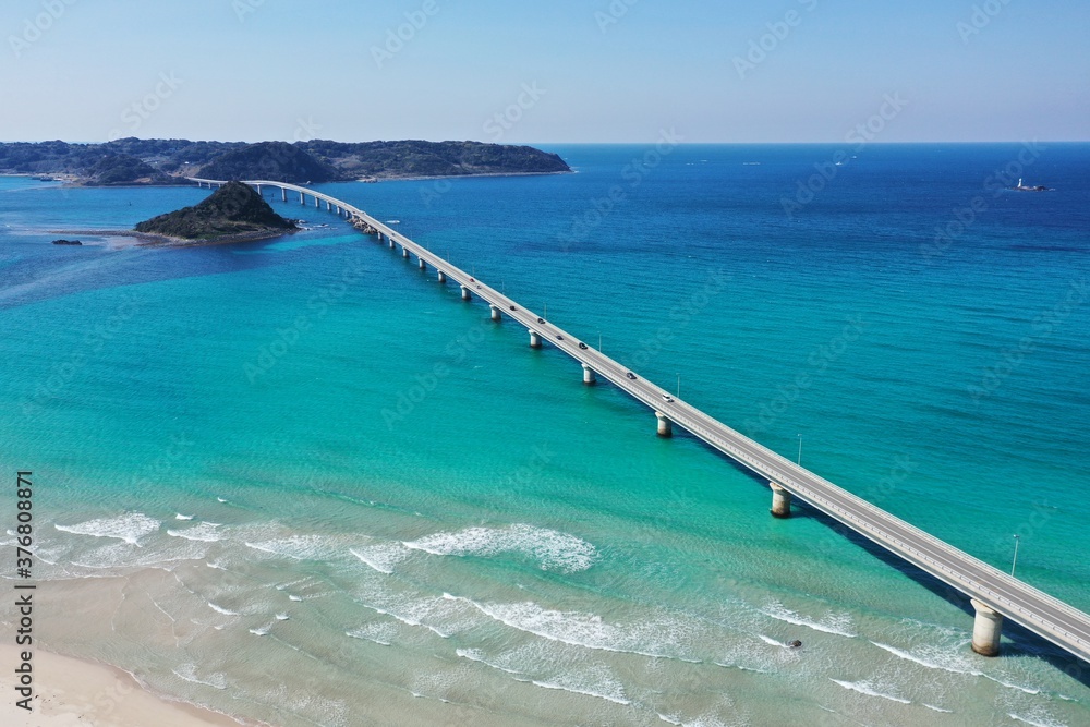 晴れた日の美しい角島大橋と砂浜 晴れた日の美しい角島大橋と砂浜