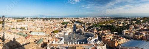 バチカン市国のサン・ピエトロ大聖堂の屋上から見えるサン・ピエトロ広場とローマ市街のパノラマ