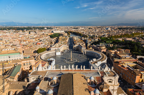 バチカン市国のサン・ピエトロ大聖堂の屋上から見えるサン・ピエトロ広場とローマ市街の街並み