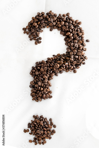 signo de pregunta de caf   sobre base blanca