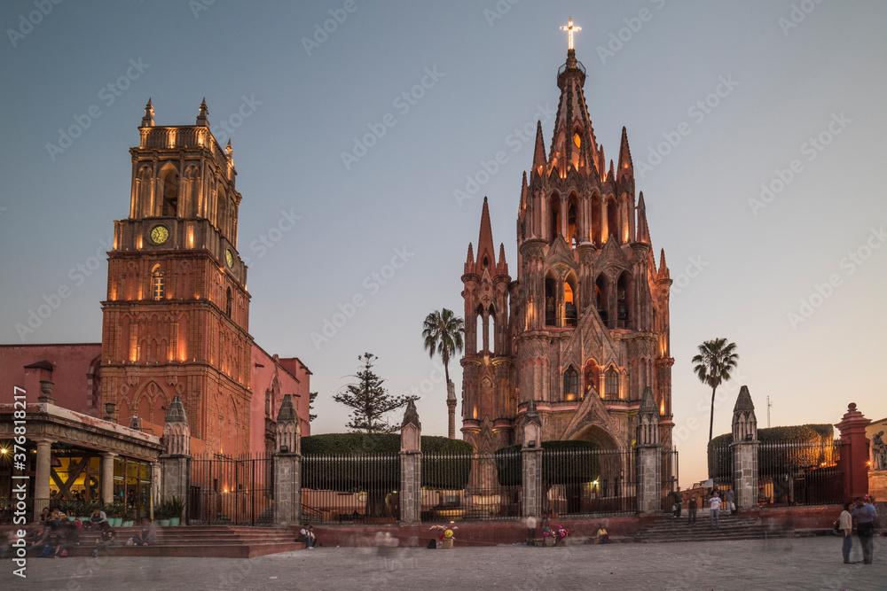 Fototapeta premium Parroquia de San Miguel de Allende, en el centro de México. Esta ciudad es considerada una de las más bellas del país por su arquitectura estilo colonial y muy colorida