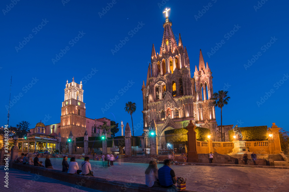 Obraz premium Parroquia de San Miguel de Allende, en el centro de México. Esta ciudad es considerada una de las más bellas del país por su arquitectura estilo colonial y muy colorida
