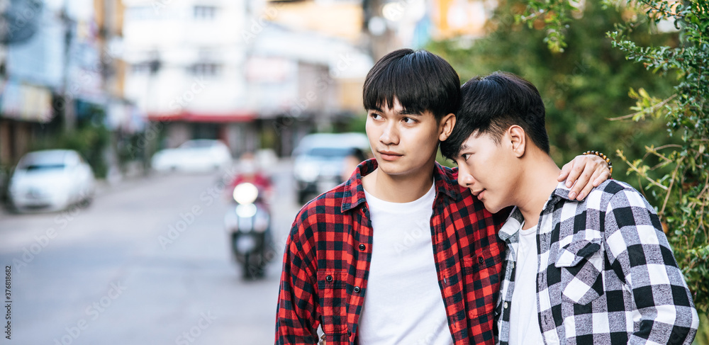 Obraz premium Two men who love each other happily hug each other.