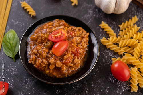 Sauce for stir-frying spaghetti or stir-frying macaroni on a black plate.