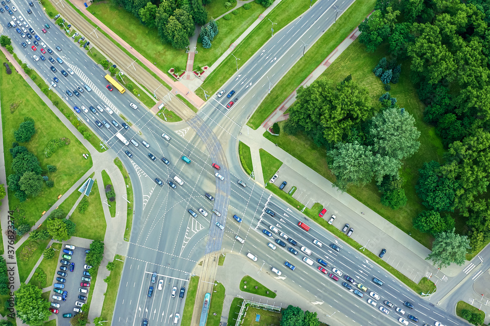 Naklejka premium rush-hour on city streets at summer day. road intersection. aerial top view