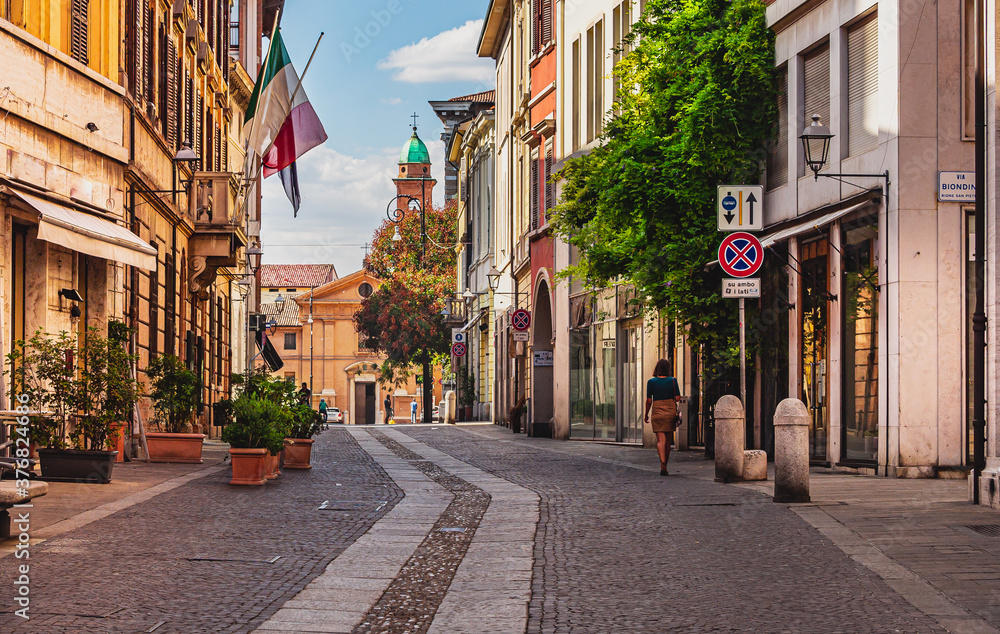 Obraz przedstawia jedną z ulic włoskiego miasta. - obrazy, fototapety, plakaty 