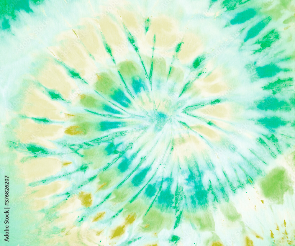 Obraz premium Spiral tie dye pattern wallpaper background in green and tan.