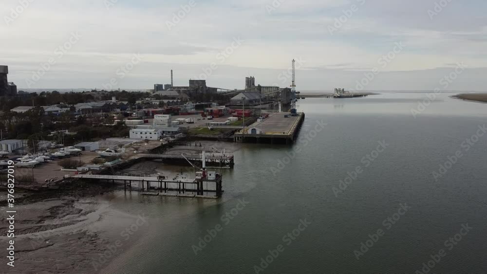 Zona industrial y de carga del puerto de Bahía Blanca, Argentina Zona industrial y de carga del puerto de Bahía Blanca, Argentina