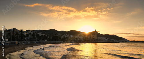 Turismo en Sitges. Amanecer junto al mar
