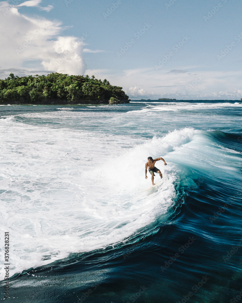 A man surfing in Siargao - obrazy, fototapety, plakaty 