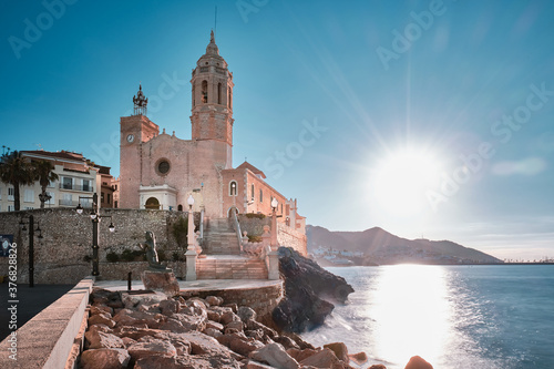 Viajar a Sitges. Amanecer junto al mar a los pies de la iglesia