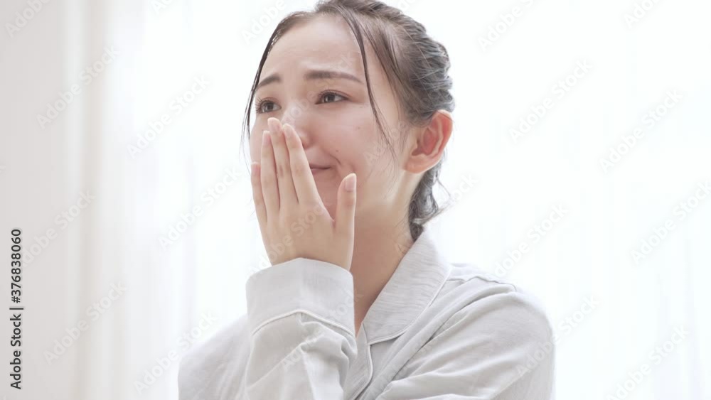 パジャマ姿の若い女性 あくび パジャマ姿の若い女性 あくび