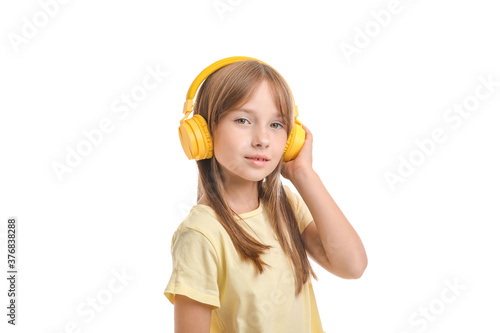 Little girl listening to mu...
