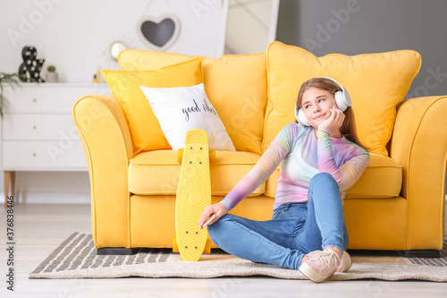 Teenage girl listening to m...