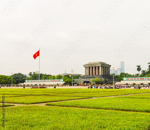 Fotografiet central square and mausoleum of Ho Chi Minh City in Hanoi in Vietnam