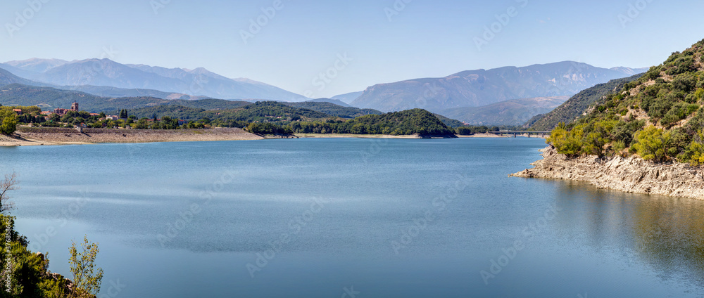 Le lac de Vinça (Rodès) dans les Pyrénées Orientales