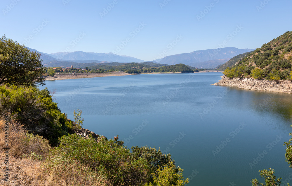 Le lac de Vinça (Rodès) dans les Pyrénées Orientales