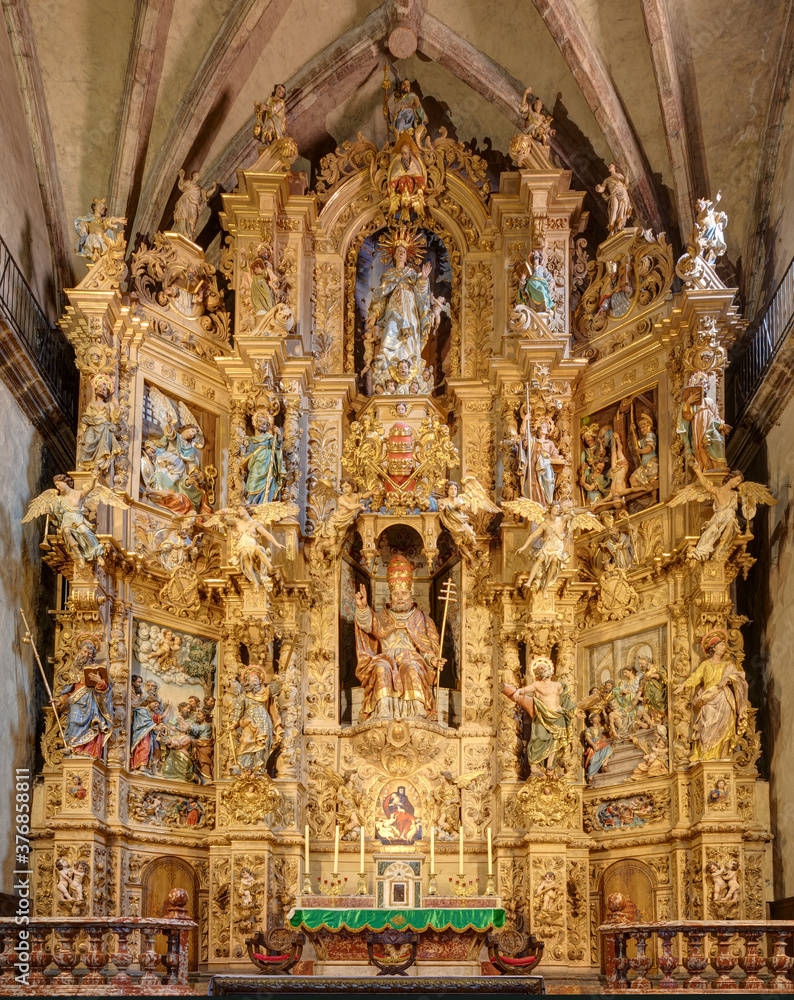 Le plus grand retable baroque de France - église Saint-Pierre à Prades dans les Pyrénées Orientales