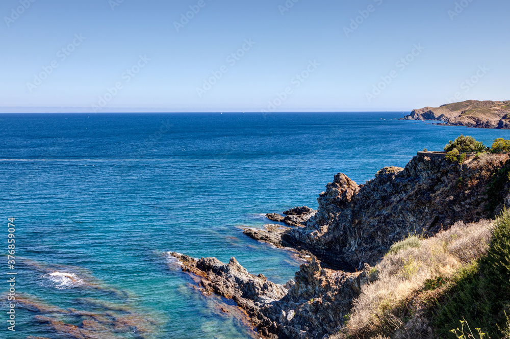Vue sur la mer depuis la corniche de Banyuls sur mer dans les Pyrénées Orientales Vue sur la mer depuis la corniche de Banyuls sur mer dans les Pyrénées Orientales