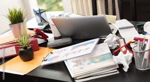 Quadro su tela Messy and cluttered desk