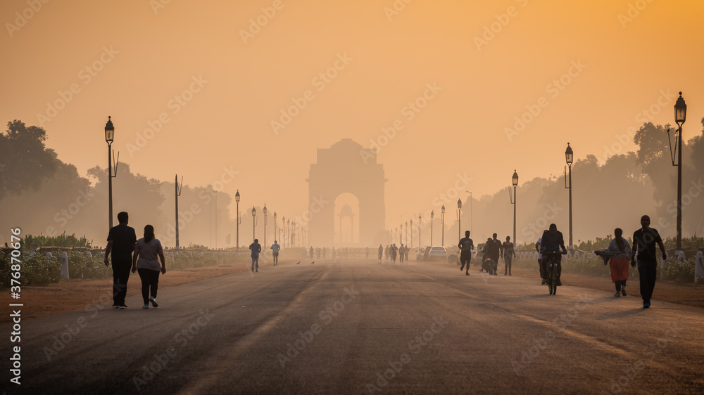 Plakat Sylwetka triumfalnego łuku architektonicznego w stylu wojennym podczas mglistego poranka. Poziom zanieczyszczenia wzrasta i powoduje smog w okresie jesiennym z powodu stagnujących wiatrów.