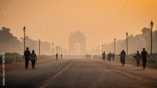 Tableau sur toile Silhouette of triumphal arch architectural style war memorial during hazy morning