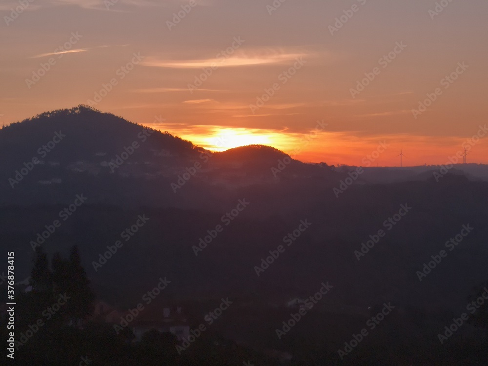 ÓBIDOS - PORTUGAL / 2019-01-06 - Pôr do sol nas montanhas
