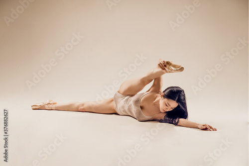포즈,여성, 女, 드레스, 미, 자세, 체형, 춤,댄스, 춤사위,동작, 신부, 유행, beautiful, 인물사진, 사람, 글래머, 포즈, 우아한 , 여자, women, girl, 아가씨, 긴머리, 여성, 섹시, 프로필, 흰피부, 무용, 발레리나, 무용수, 필라테스, 요가, 무표정, 소녀,발레