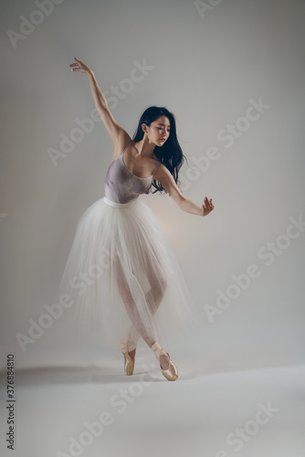 포즈,여성, 女, 드레스, 미, 자세, 체형, 춤,댄스, 춤사위,동작, 신부, 유행, beautiful, 인물사진, 사람, 글래머, 포즈, 우아한 , 여자, women, girl, 아가씨, 긴머리, 여성, 섹시, 프로필, 흰피부, 무용, 발레리나, 무용수, 필라테스, 요가, 무표정, 소녀,발레