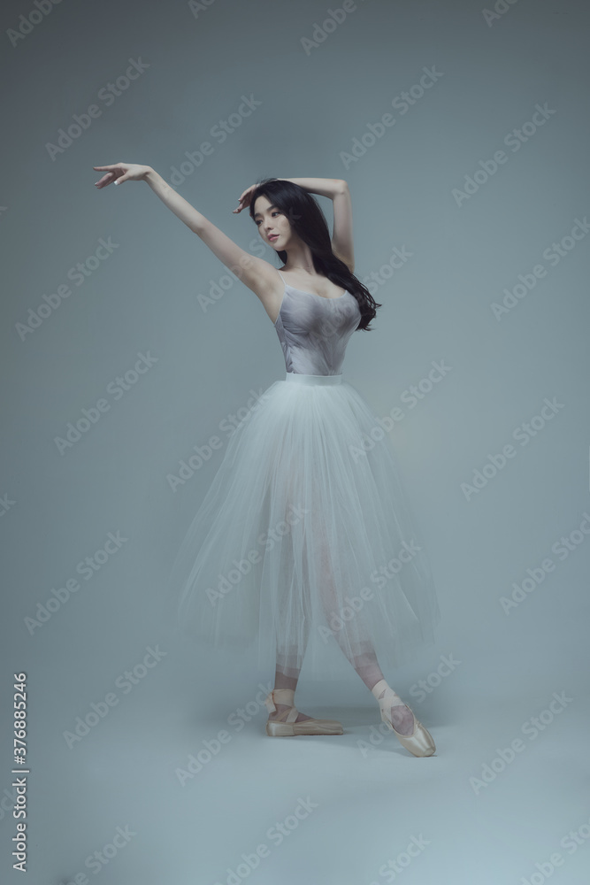 Naklejka premium 포즈,여성, 女, 드레스, 미, 자세, 체형, 춤,댄스, 춤사위,동작, 신부, 유행, beautiful, 인물사진, 사람, 글래머, 포즈, 우아한 , 여자, women, girl, 아가씨, 긴머리, 여성, 섹시, 프로필, 흰피부, 무용, 발레리나, 무용수, 필라테스, 요가, 무표정, 소녀,발레