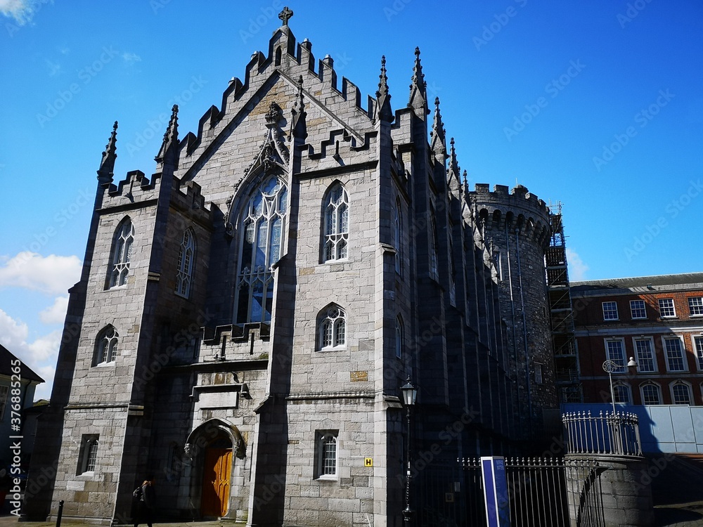 Fototapeta premium DUBLIN - IRLANDA / 2019-05-04 / Castelo de Dublin e entorno, com parque e praças e natureza