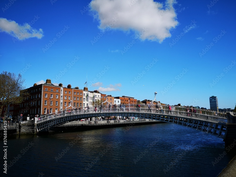 DUBLIN - IRLANDA / 2019-05-04 / Rio  Liffey e paisagens urbanas , com prédios e instalações históricas