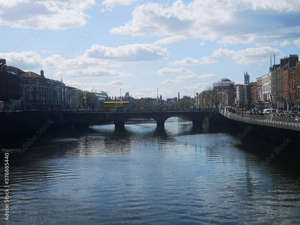 DUBLIN - IRLANDA / 2019-05-04 / Rio  Liffey e paisagens urbanas , com prédios e instalações históricas
