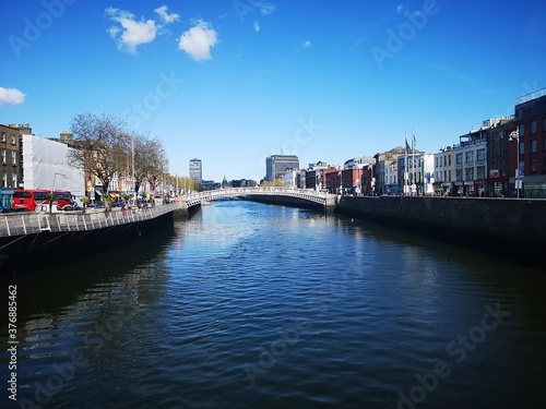 DUBLIN - IRLANDA / 2019-05-04 / Rio  Liffey e paisagens urbanas , com prédios e instalações históricas photo