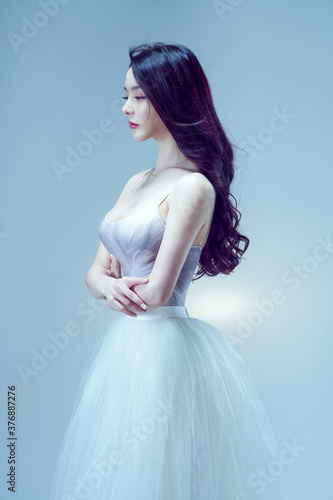 포즈,여성, 女, 드레스, 미, 자세, 체형, 춤,댄스, 춤사위,동작, 신부, 유행, beautiful, 인물사진, 사람, 글래머, 포즈, 우아한 , 여자, women, girl, 아가씨, 긴머리, 여성, 섹시, 프로필, 흰피부, 무용, 발레리나, 무용수, 필라테스, 요가, 무표정, 소녀,발레