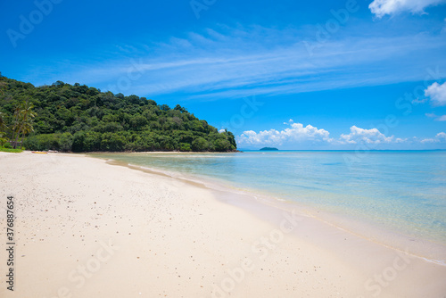 Fototapeta Naklejka Na Ścianę i Meble -  Beautiful view landscape of tropical beach , emerald sea and white sand against blue sky, Maya bay in phi phi island , Thailand