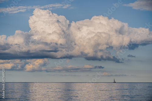 Beeindruckende Wolken über dem Meer. Am Horizont ein kleines Segelboot © Sonja